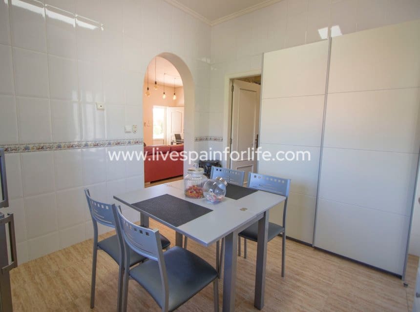 3 soveværelse Finca/Landehus til salg i Catral med swimmingpool garage - € 325.000 (Ref: 9866030)