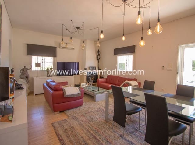 3 soveværelse Finca/Landehus til salg i Catral med swimmingpool garage - € 325.000 (Ref: 9866030)