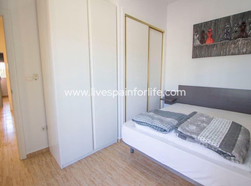 3 soveværelse Finca/Landehus til salg i Catral med swimmingpool garage - € 325.000 (Ref: 9866030)