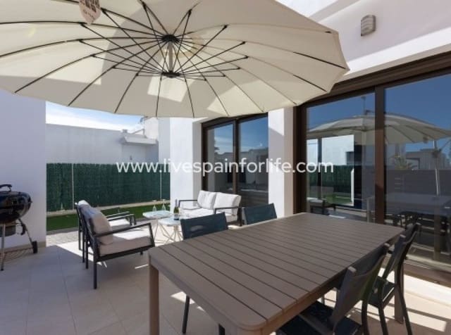 3 soverom Villa til salgs i Vistabella, Orihuela med svømmebasseng garasje - € 435 000 (Ref: 9872223)
