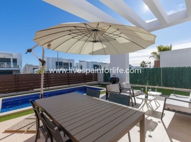 3 soverom Villa til salgs i Vistabella, Orihuela med svømmebasseng garasje - € 435 000 (Ref: 9872223)