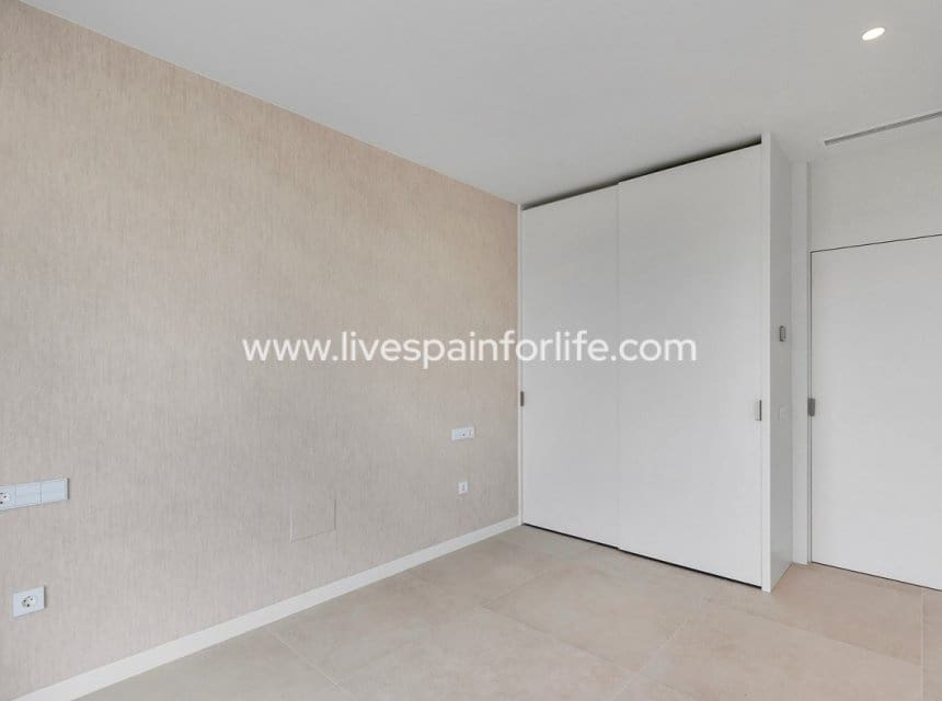 3 chambre Appartement à vendre à Las Colinas Golf avec piscine garage - 849 000 € (Ref: 9872225)