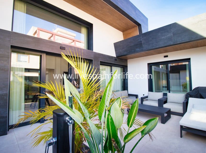 4 bedroom Villa for sale in Pilar de la Horadada with pool garage - € 869,000 (Ref: 9872226)