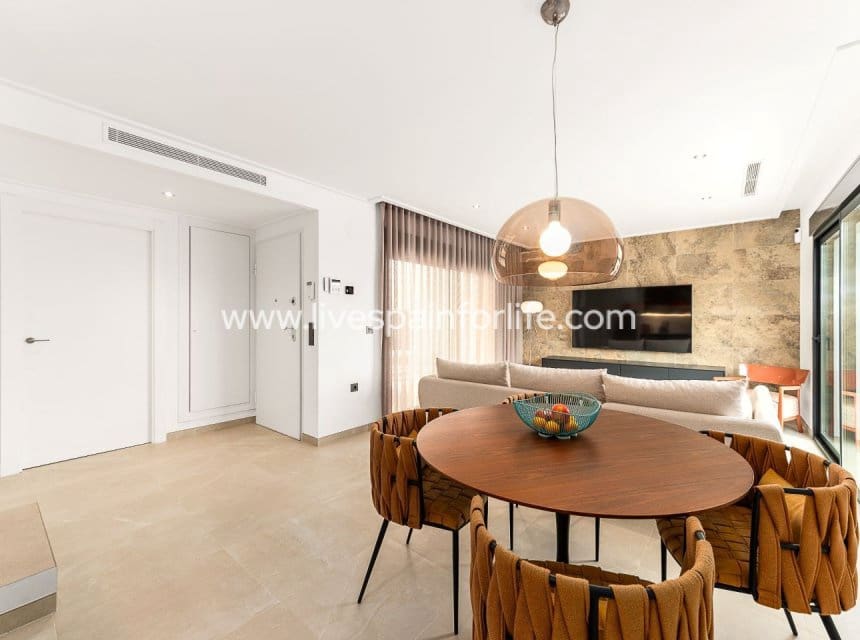 3 Zimmer Villa zu verkaufen in Ciudad Quesada mit Pool - 499.000 € (Ref: 9892925)