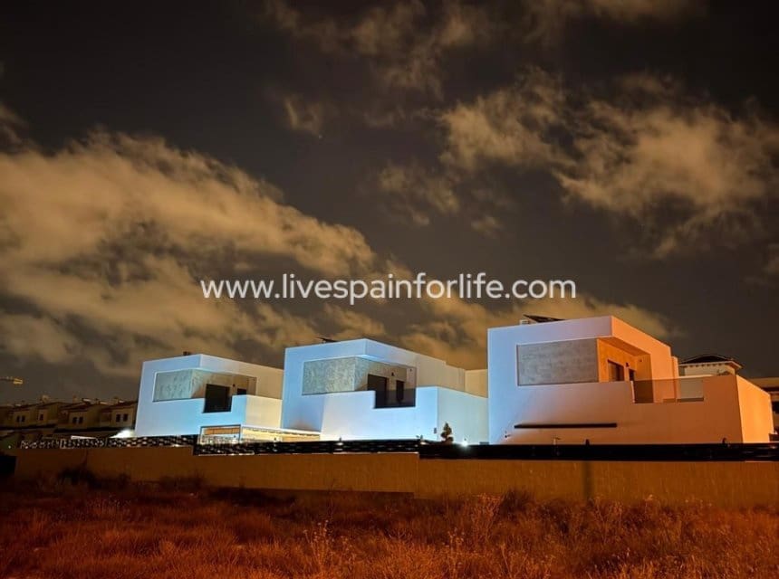 3 Zimmer Villa zu verkaufen in Ciudad Quesada mit Pool - 499.000 € (Ref: 9892925)