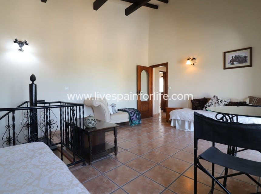 4 bedroom Finca/Country House for sale in Albatera with pool garage - € 345,000 (Ref: 9948890)