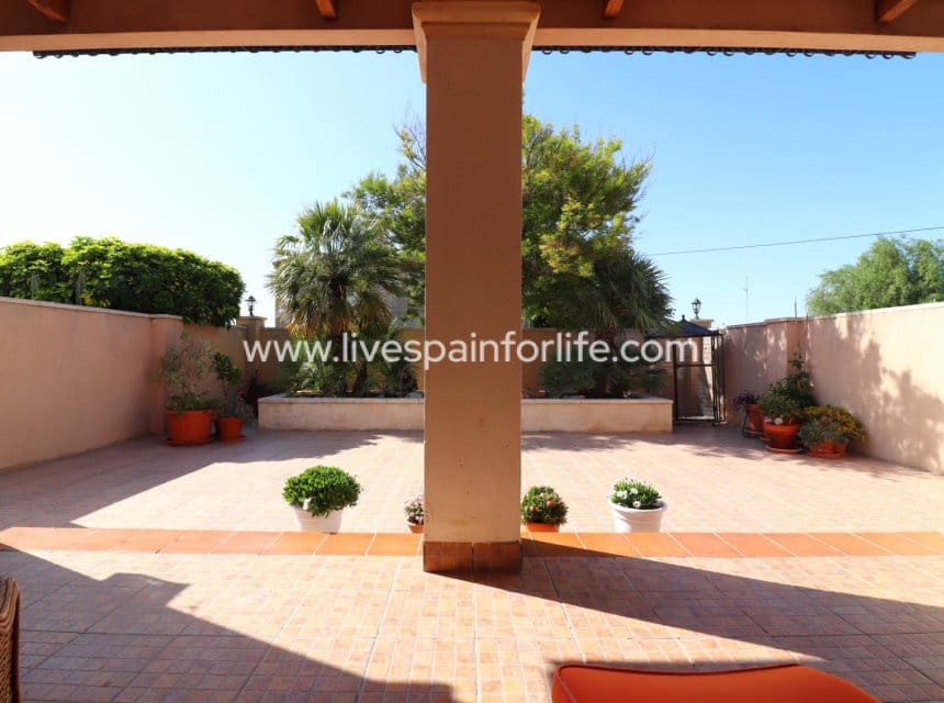 4 bedroom Finca/Country House for sale in Albatera with pool garage - € 345,000 (Ref: 9948890)