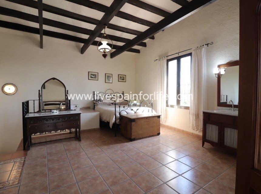 4 bedroom Finca/Country House for sale in Albatera with pool garage - € 345,000 (Ref: 9948890)