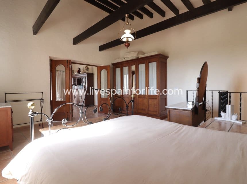4 bedroom Finca/Country House for sale in Albatera with pool garage - € 345,000 (Ref: 9948890)
