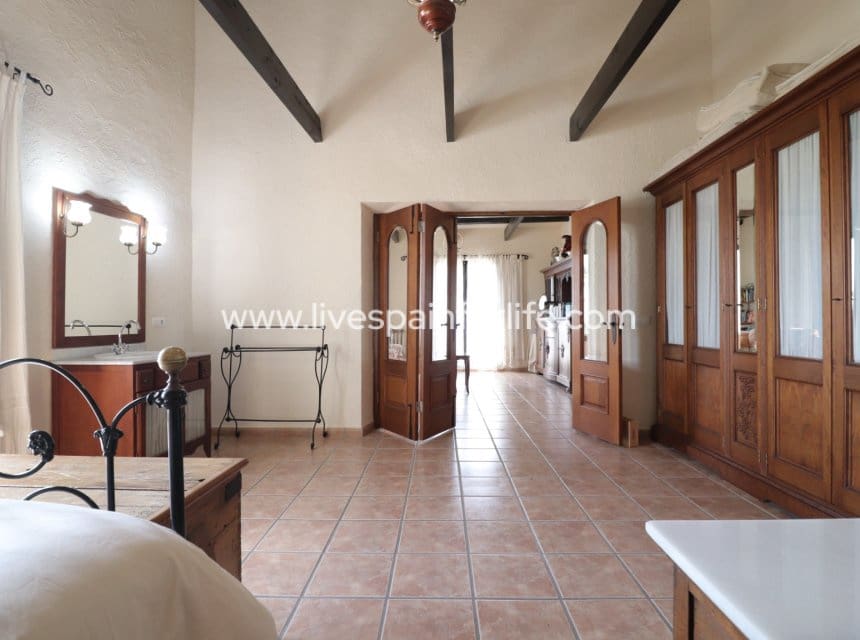 4 bedroom Finca/Country House for sale in Albatera with pool garage - € 345,000 (Ref: 9948890)