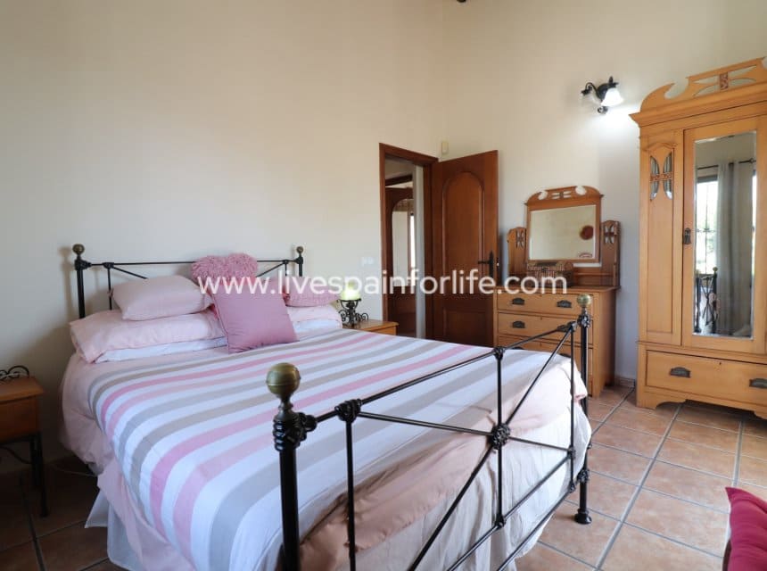 4 bedroom Finca/Country House for sale in Albatera with pool garage - € 345,000 (Ref: 9948890)