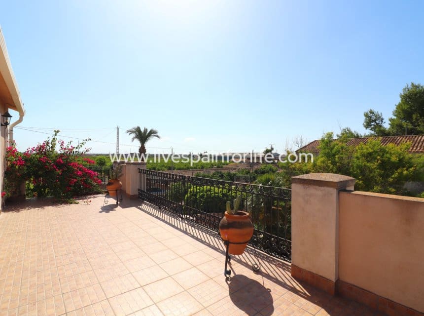 4 bedroom Finca/Country House for sale in Albatera with pool garage - € 345,000 (Ref: 9948890)