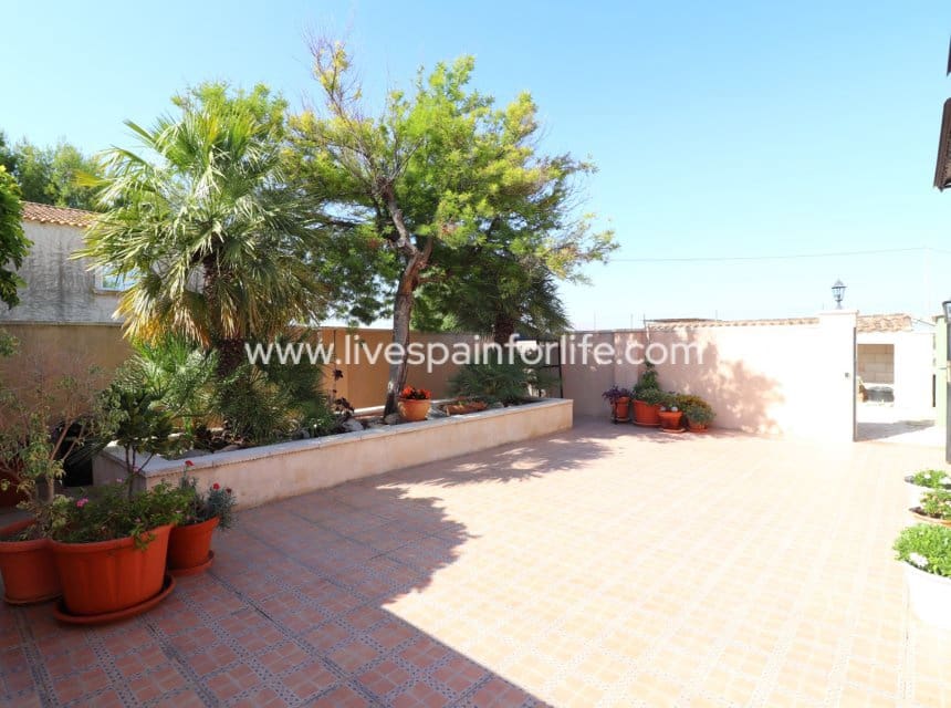 4 bedroom Finca/Country House for sale in Albatera with pool garage - € 345,000 (Ref: 9948890)