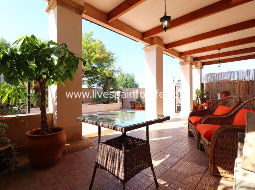 4 bedroom Finca/Country House for sale in Albatera with pool garage - € 345,000 (Ref: 9948890)