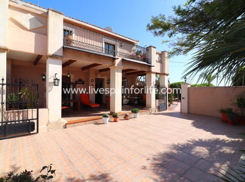 4 bedroom Finca/Country House for sale in Albatera with pool garage - € 345,000 (Ref: 9948890)