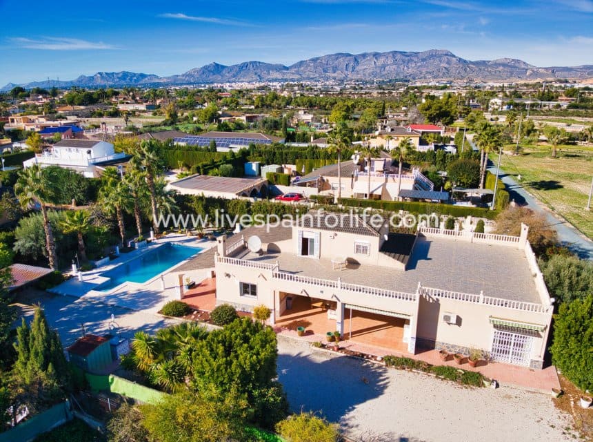 5 bedroom Finca/Country House for sale in Matola with pool garage - € 299,000 (Ref: 9956019)