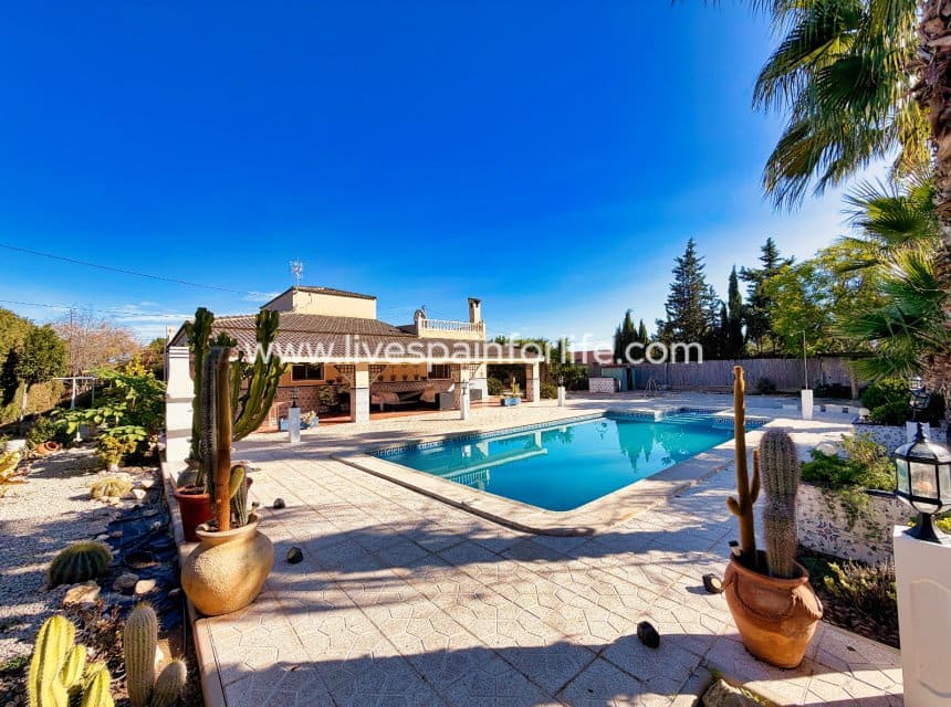 5 bedroom Finca/Country House for sale in Matola with pool garage - € 299,000 (Ref: 9956019)