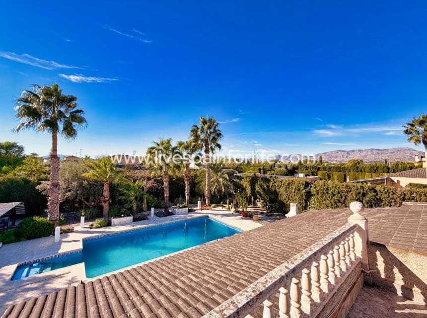 5 bedroom Finca/Country House for sale in Elche / Elx with pool garage - € 299,000 (Ref: 9956021)