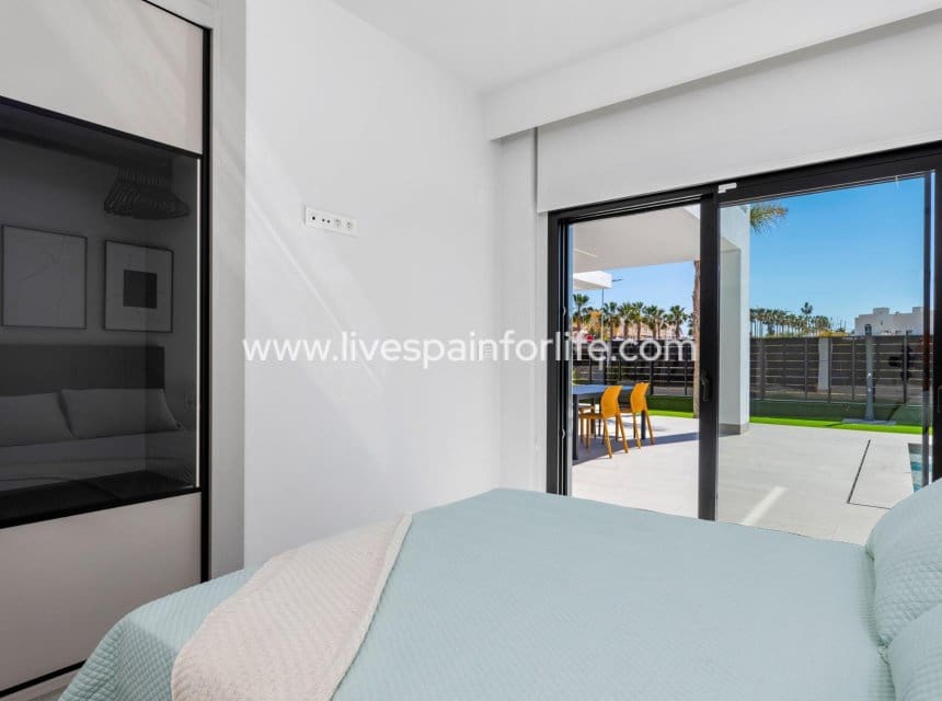3 soveværelse Villa til salg i Algorfa med swimmingpool garage - € 670.000 (Ref: 9968650)