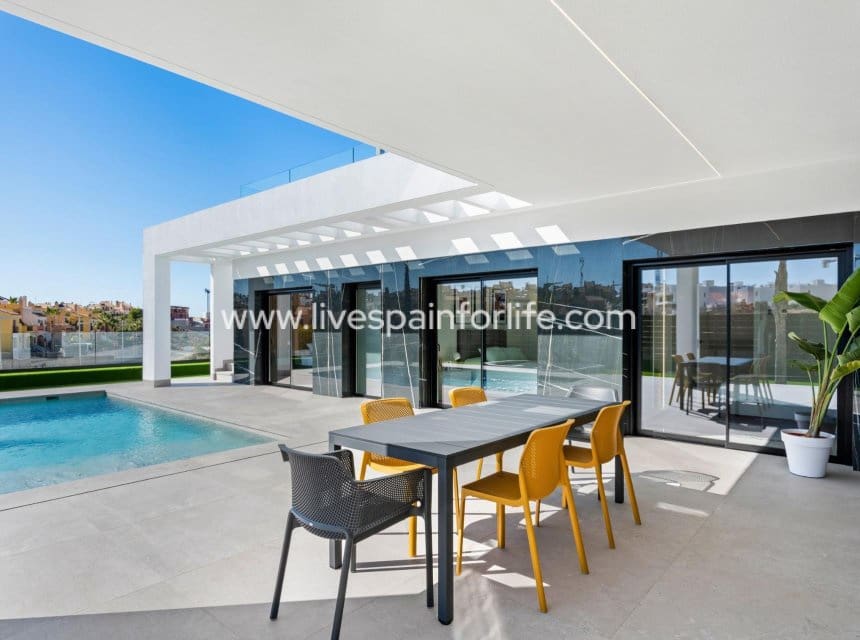 3 soveværelse Villa til salg i Algorfa med swimmingpool garage - € 670.000 (Ref: 9968650)