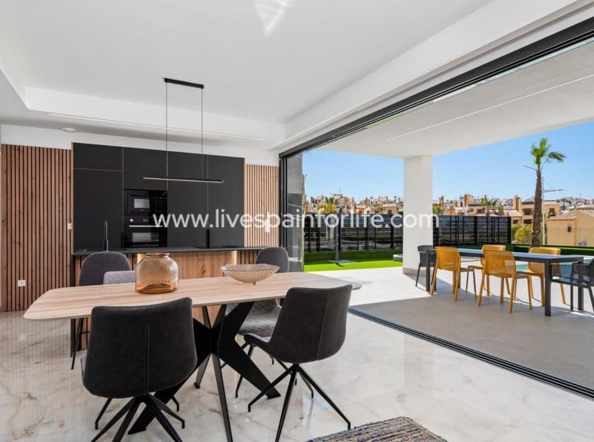 3 soveværelse Villa til salg i Algorfa med swimmingpool garage - € 670.000 (Ref: 9968650)