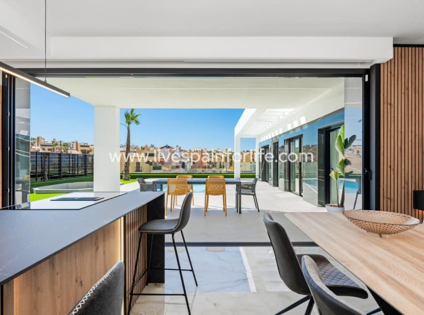 3 soveværelse Villa til salg i Algorfa med swimmingpool garage - € 670.000 (Ref: 9968650)