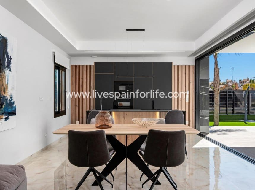 3 soveværelse Villa til salg i Algorfa med swimmingpool garage - € 670.000 (Ref: 9968650)