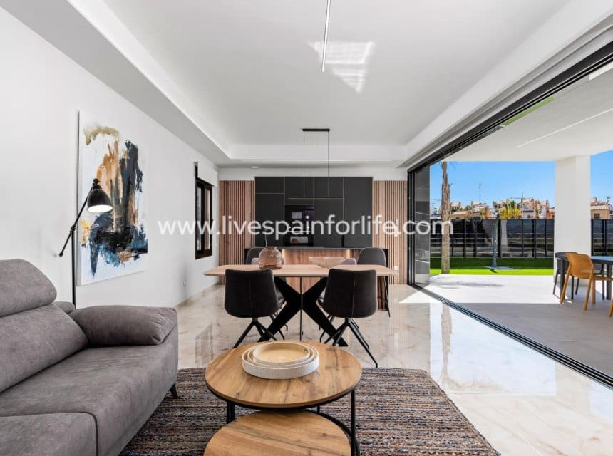 3 soveværelse Villa til salg i Algorfa med swimmingpool garage - € 670.000 (Ref: 9968650)