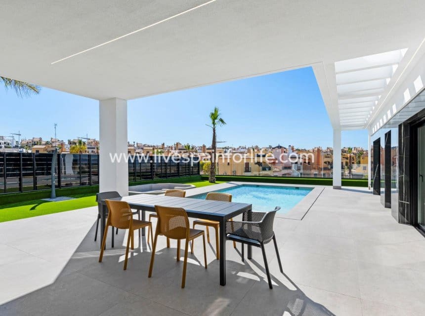 3 soveværelse Villa til salg i Algorfa med swimmingpool garage - € 670.000 (Ref: 9968650)
