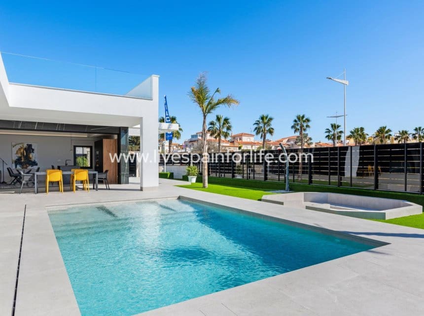 3 soveværelse Villa til salg i Algorfa med swimmingpool garage - € 670.000 (Ref: 9968650)