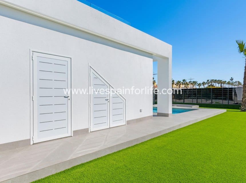 3 soveværelse Villa til salg i Algorfa med swimmingpool garage - € 670.000 (Ref: 9968650)