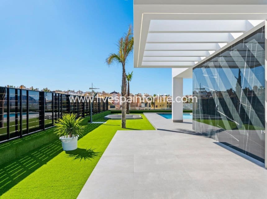 3 soveværelse Villa til salg i Algorfa med swimmingpool garage - € 670.000 (Ref: 9968650)