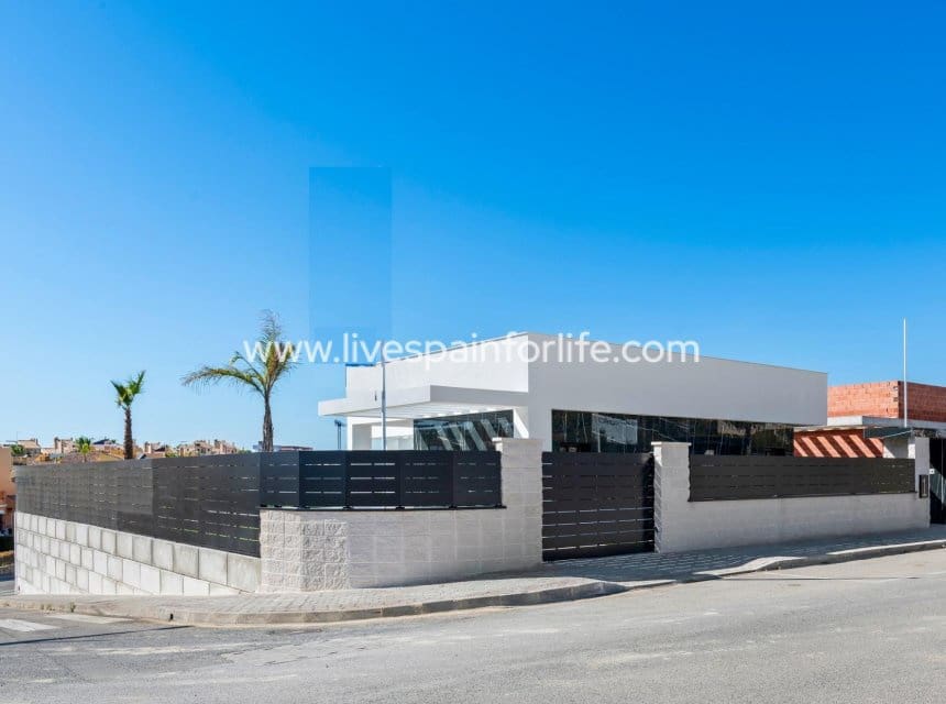 3 soveværelse Villa til salg i Algorfa med swimmingpool garage - € 670.000 (Ref: 9968650)
