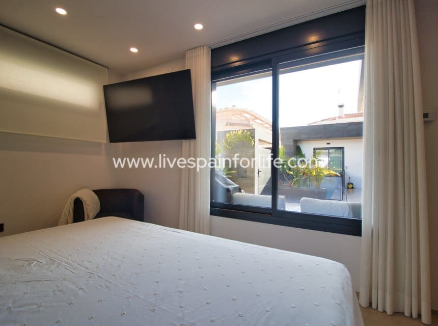 Chalet de 4 habitaciones en Pilar de la Horadada en venta con piscina garaje - 869.000 € (Ref: 9985290)