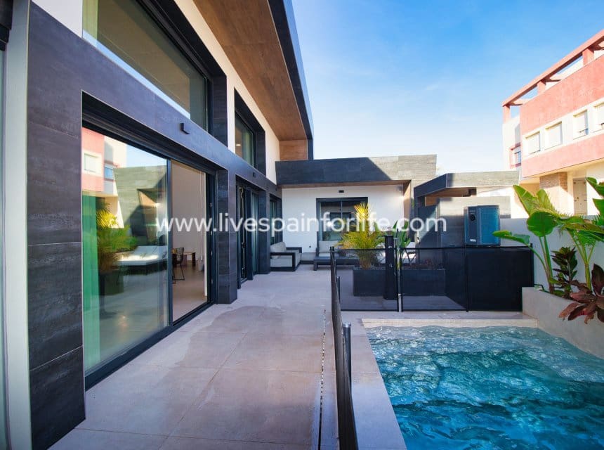 Chalet de 4 habitaciones en Pilar de la Horadada en venta con piscina garaje - 869.000 € (Ref: 9985290)