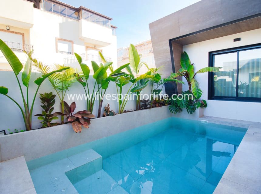 Chalet de 4 habitaciones en Pilar de la Horadada en venta con piscina garaje - 869.000 € (Ref: 9985290)