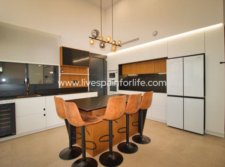 Chalet de 4 habitaciones en Pilar de la Horadada en venta con piscina garaje - 869.000 € (Ref: 9985290)