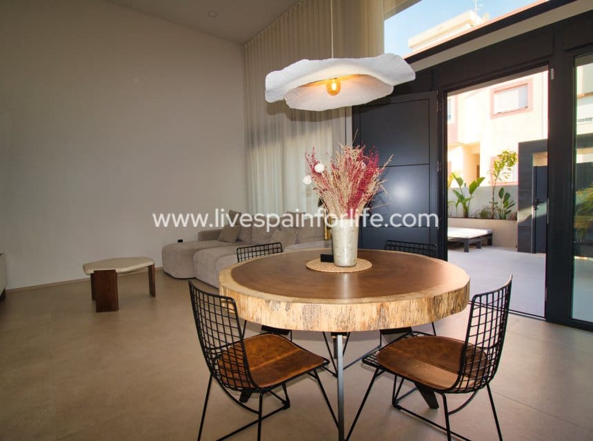 Chalet de 4 habitaciones en Pilar de la Horadada en venta con piscina garaje - 869.000 € (Ref: 9985290)