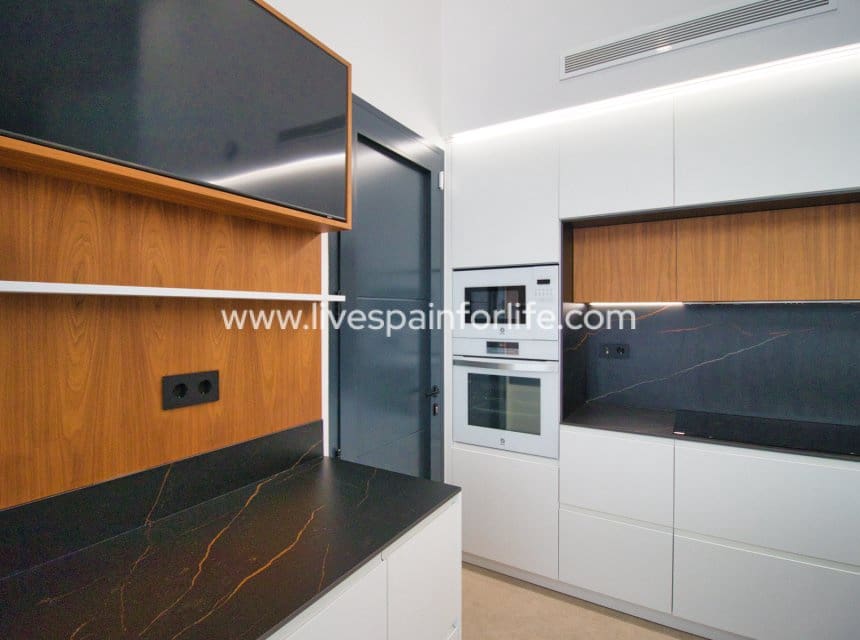 Chalet de 4 habitaciones en Pilar de la Horadada en venta con piscina garaje - 869.000 € (Ref: 9985290)