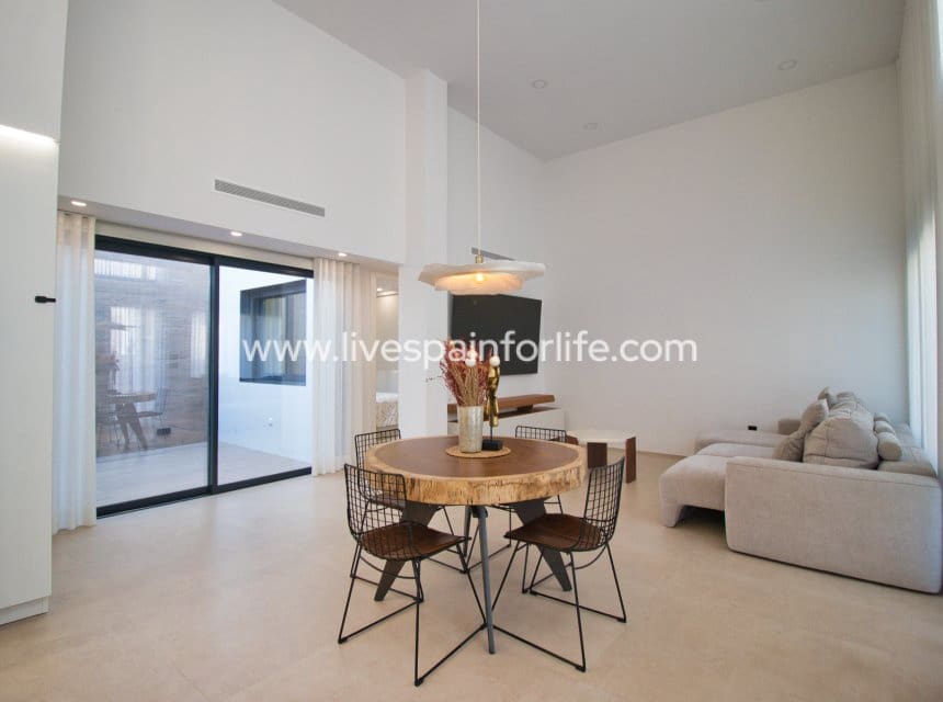 Chalet de 4 habitaciones en Pilar de la Horadada en venta con piscina garaje - 869.000 € (Ref: 9985290)