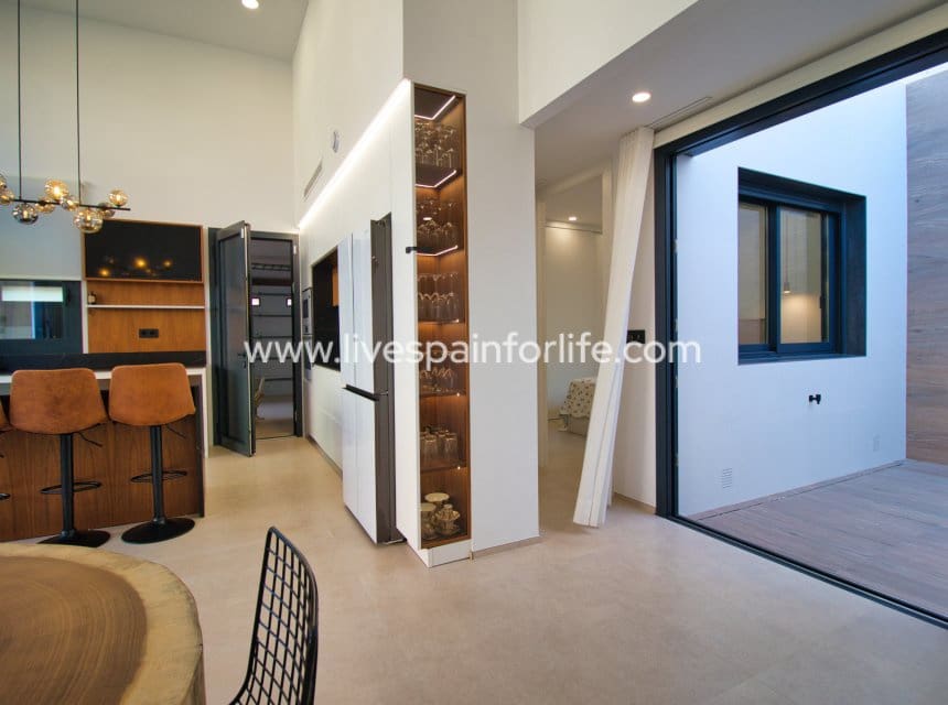 Chalet de 4 habitaciones en Pilar de la Horadada en venta con piscina garaje - 869.000 € (Ref: 9985290)