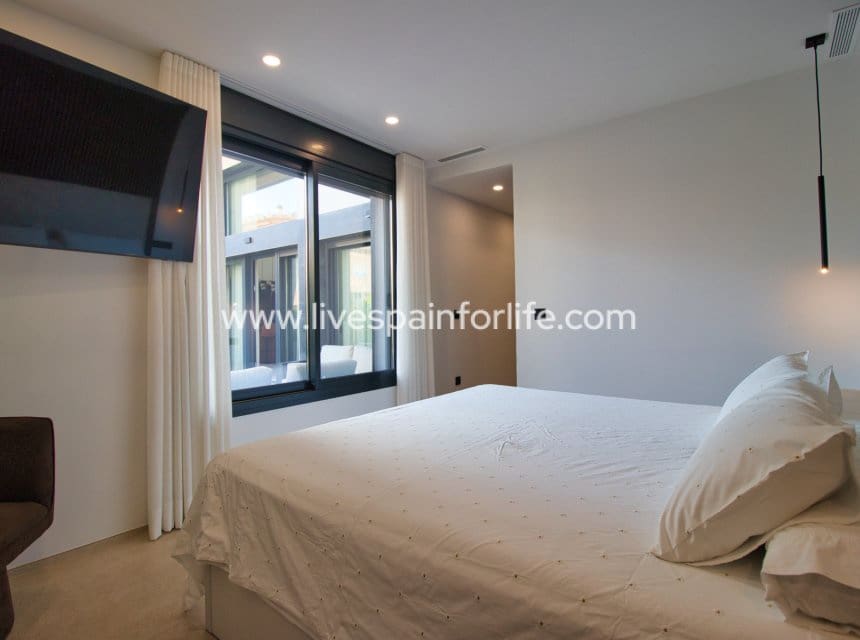 Chalet de 4 habitaciones en Pilar de la Horadada en venta con piscina garaje - 869.000 € (Ref: 9985290)
