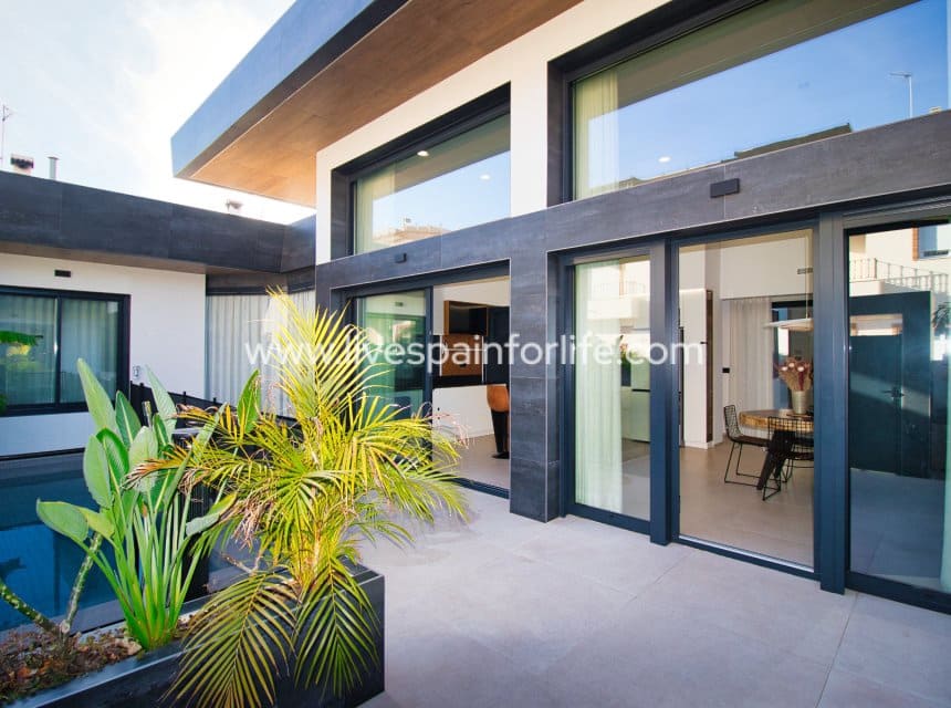 Chalet de 4 habitaciones en Pilar de la Horadada en venta con piscina garaje - 869.000 € (Ref: 9985290)