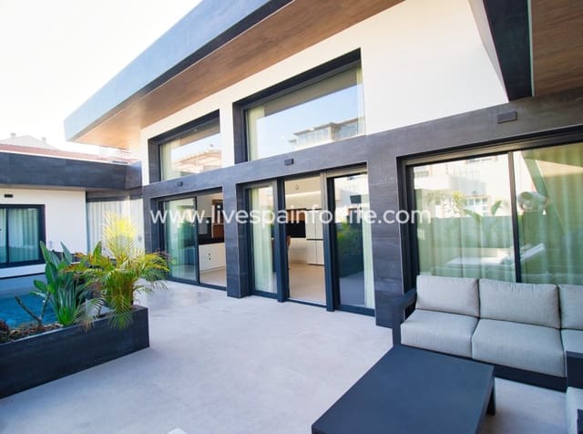 Chalet de 4 habitaciones en Pilar de la Horadada en venta con piscina garaje - 869.000 € (Ref: 9985290)