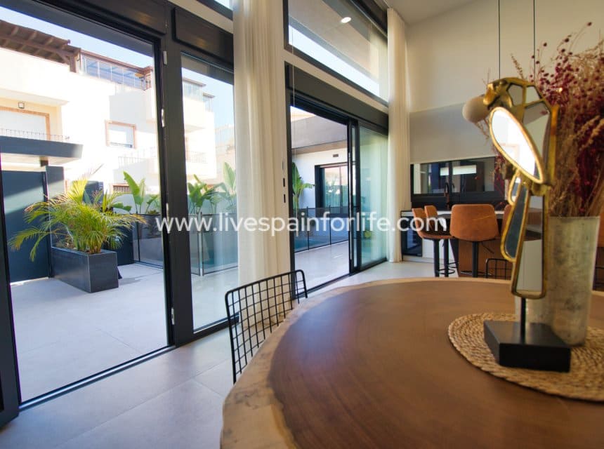Chalet de 4 habitaciones en Pilar de la Horadada en venta con piscina garaje - 869.000 € (Ref: 9985290)