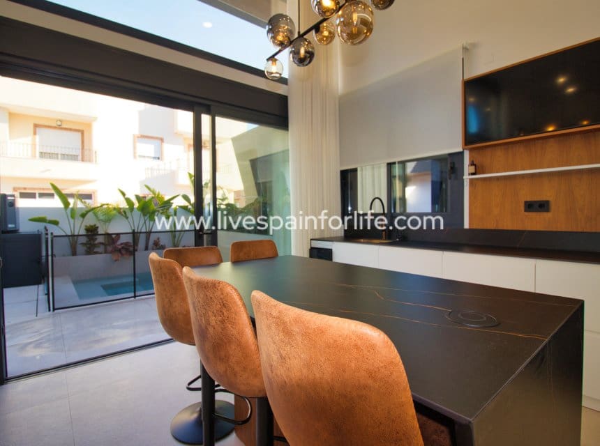Chalet de 4 habitaciones en Pilar de la Horadada en venta con piscina garaje - 869.000 € (Ref: 9985290)