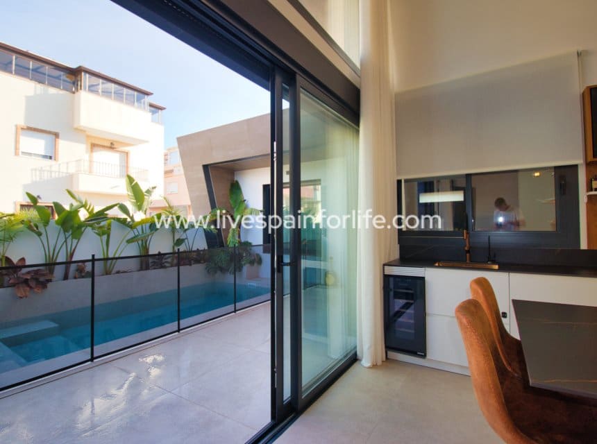 Chalet de 4 habitaciones en Pilar de la Horadada en venta con piscina garaje - 869.000 € (Ref: 9985290)