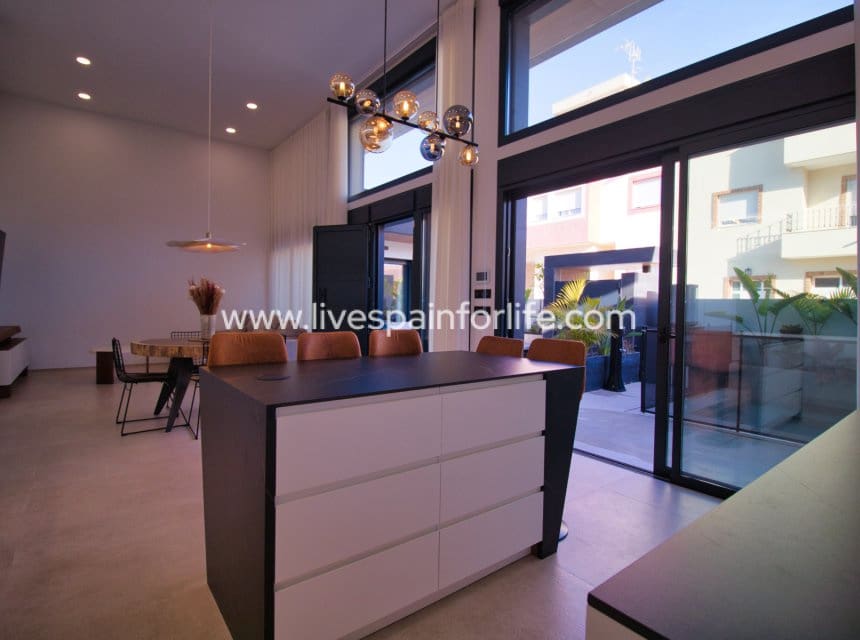 Chalet de 4 habitaciones en Pilar de la Horadada en venta con piscina garaje - 869.000 € (Ref: 9985290)