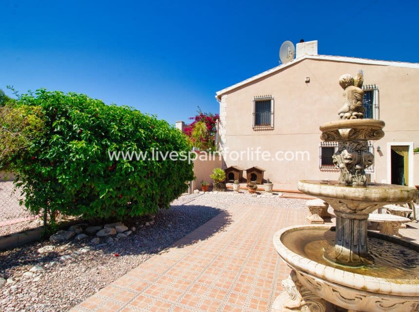 Finca/Casa Rural de 5 habitaciones en Albatera en venta con garaje - 320.000 € (Ref: 9985296)