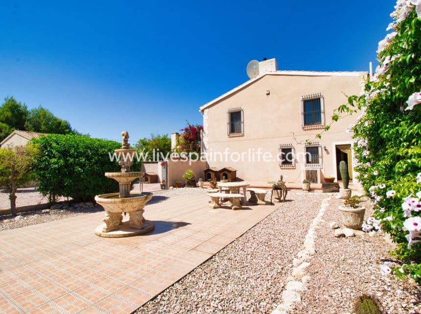 Finca/Casa Rural de 5 habitaciones en Albatera en venta con garaje - 320.000 € (Ref: 9985296)